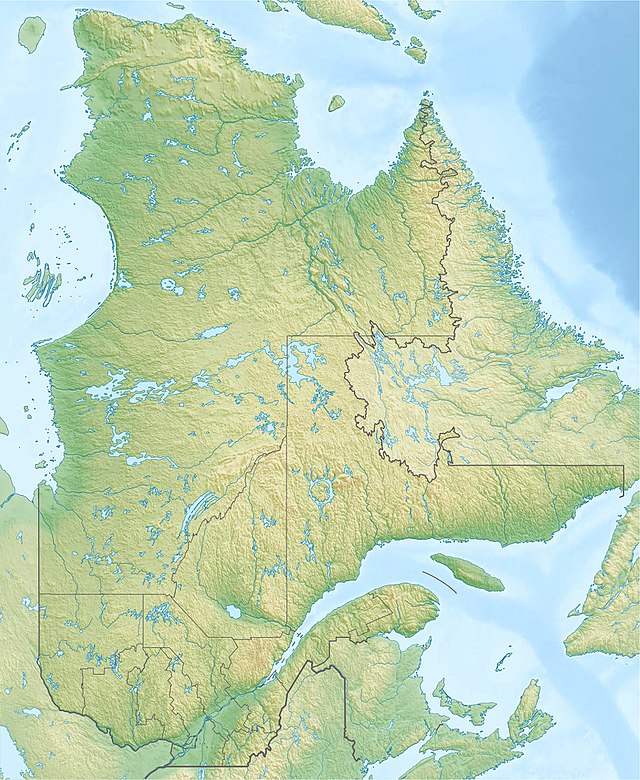 Mapa konturowa Quebecu, blisko dolnej krawiędzi nieco na lewo znajduje się punkt z opisem „źródło”, powyżej na lewo znajduje się również punkt z opisem „ujście”