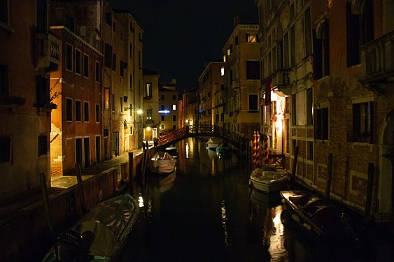 Ein Kanal in Venedig bei Nacht