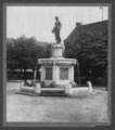 Brunnen auf dem Marktplatz in Homberg mit der Plastik „Göttin des Glücks“, 1913