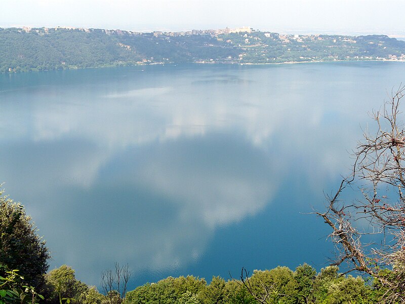 File:Castel Gandolfo e lago Albano 2 - panorama.jpg