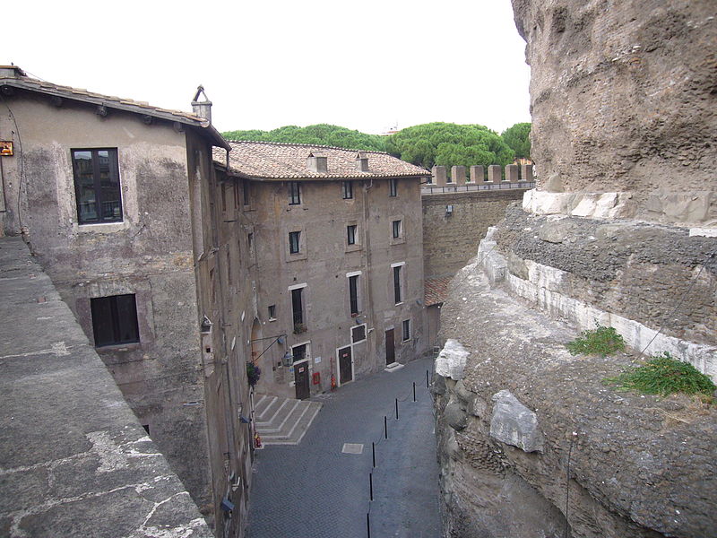 File:Castello - ambulacro di Bonifacio IX e in elevato armeria di Clemente X 1210967.JPG