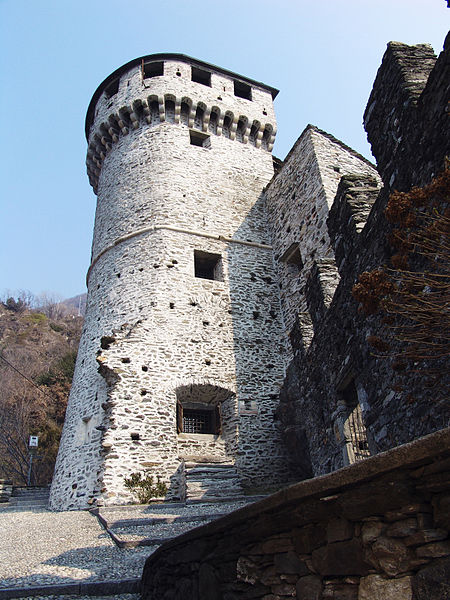 File:Castello di Vogogna 1, marzo 2006.jpg