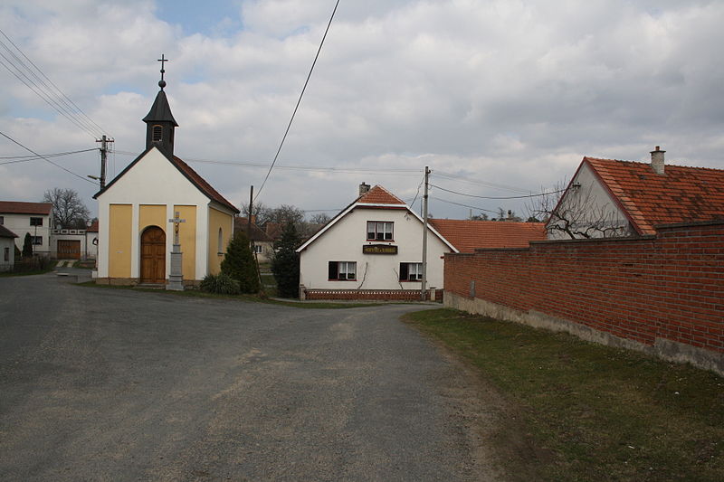 File:Center of Stropešín with Chapel and pub, Stropešín, Třebíč District.jpg