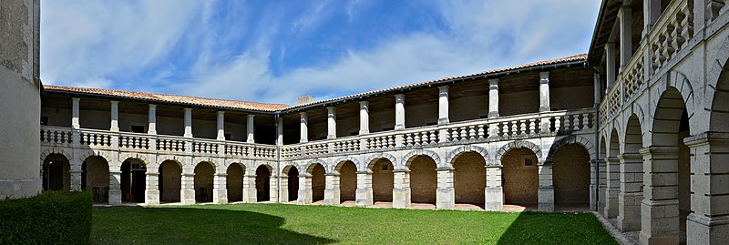 File:Chalais 16 Pano cloître XVIIe 2013.jpg