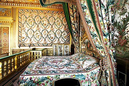 Tempat tidur Marie Antoinette, dipesan untuknya tepat sebelum Revolusi Perancis. Ranjang ini digunakan oleh Permaisuri Josephine dan Marie-Louise.