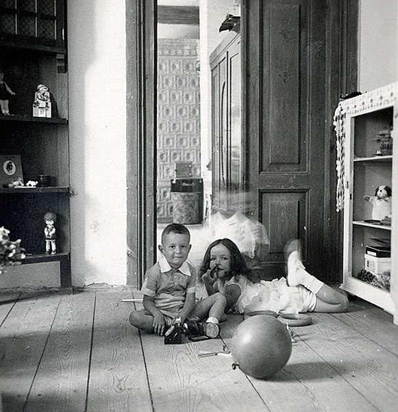 File:Children playing at the Stončiai Manor.jpeg