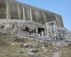 Thrasylloksen muistomerkki kunnostettavana, taustalla Akropoliin muurit.