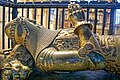 Gisant en cuivre doré d'Édouard de Woodstock, mort en 1376, situé dans la cathédrale de Canterbury. La sculpture en haut relief est datée des mêmes années que le gisant de son père Édouard III mort un an après lui, c'est à dire des années 1390 sous Richard II (1377-1399).