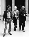 Christian von Holst mit Peter Beye und James Stirling, Foto Staatsgalerie Stuttgart.jpg