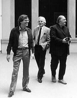 Christian von Holst mit Peter Beye und James Stirling, Foto Staatsgalerie Stuttgart.jpg