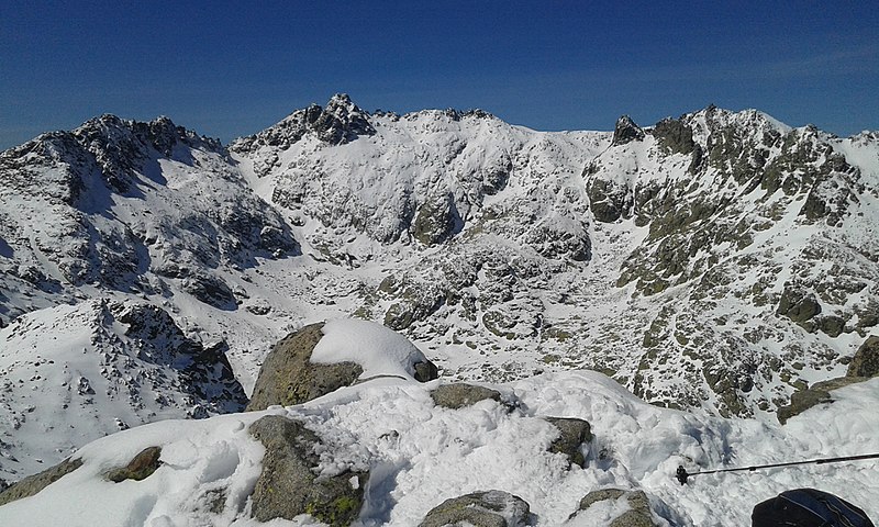 File:Circo de Gredos desde el Morezón.jpg