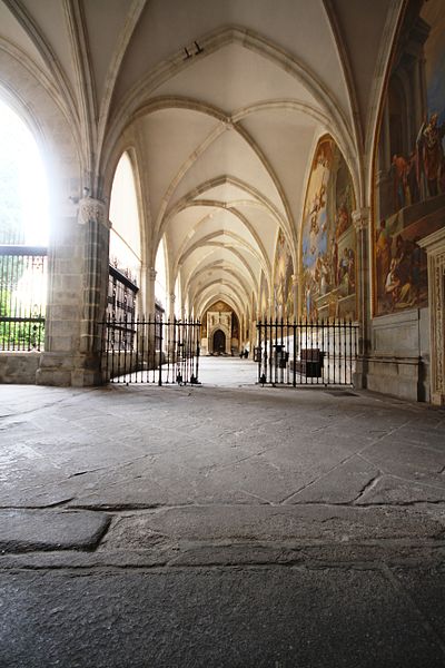 File:Cloister of the Cathedral of Toledo (2).JPG