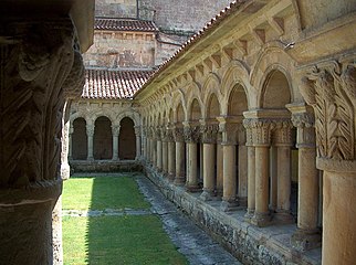 Claustro de la Colegiata de Santa Julia, en Santillana del Mar. Cantabria