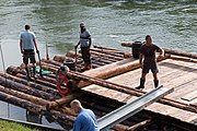 English: Timber rafts as a tourist attraction are normally assembled daily anew. Here you can see the landing in Wolfratshausen (Schrederleiten) in the morning in which the construction takes places on the river Loisach in the season from May to August. Deutsch: Holzflöße als Touristenattraktion werden normalerweise täglich neu zusammengebaut. Hier kann man die Ablegestelle Wolfratshausen (Schrederleiten) am Morgen sehen, an der auf der Loisach in der Saison von Mai bis August der Zusammenbau geschieht.