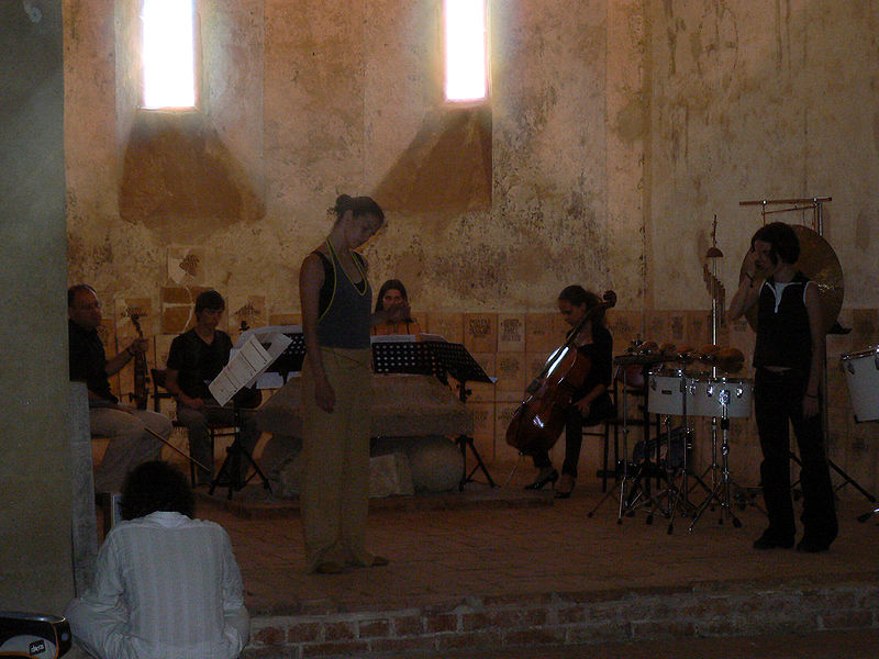 Fișier:Concert-biserica-sf-mihail-cisnadioara.jpg