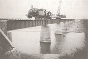1922年4月海線第一代下頭份溪橋架設鋼鈑梁，照片由南向北拍攝，右側為山線鐵路頭份溪橋（前畑俊穗／藏）[5]