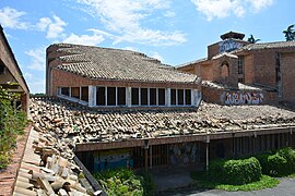 Vista frontal del convento en estado de abandono. Capilla, coro, campanario y al fondo claustro. Mayo de 2018.