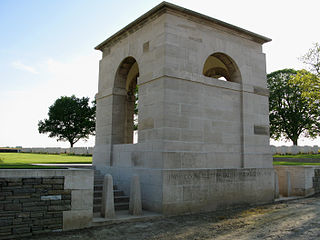 Courcelette cimetière militaire (entrée) 1.jpg