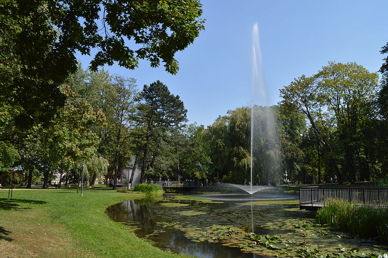 File:Częstochowa Park Staszica Fontanna.JPG