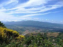 La valle vista dai Monti Ernici, sullo sfondo i Monti Lepini