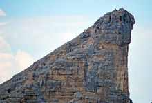 Der Diamantiditurm mit der steilen Nordwand und der flacheren Südflanke von Osten (Latemarspitze). Deutlich erkennbar die Bankung des Gesteins