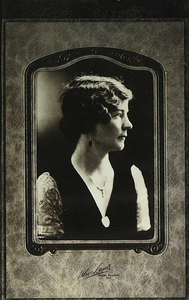 File:Diane Dionne, vers 1920.jpg