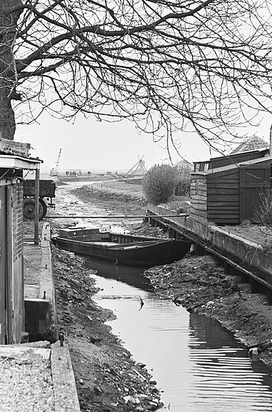 File:Dijkdoorbraak bij Hazerswoude, de slootjes liggen nu droog, Bestanddeelnr 917-2238.jpg