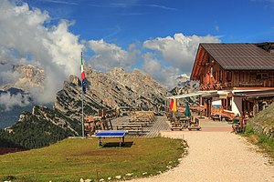 Rifugio Son Forca mit der Pomagagnongruppe im Hintergrund