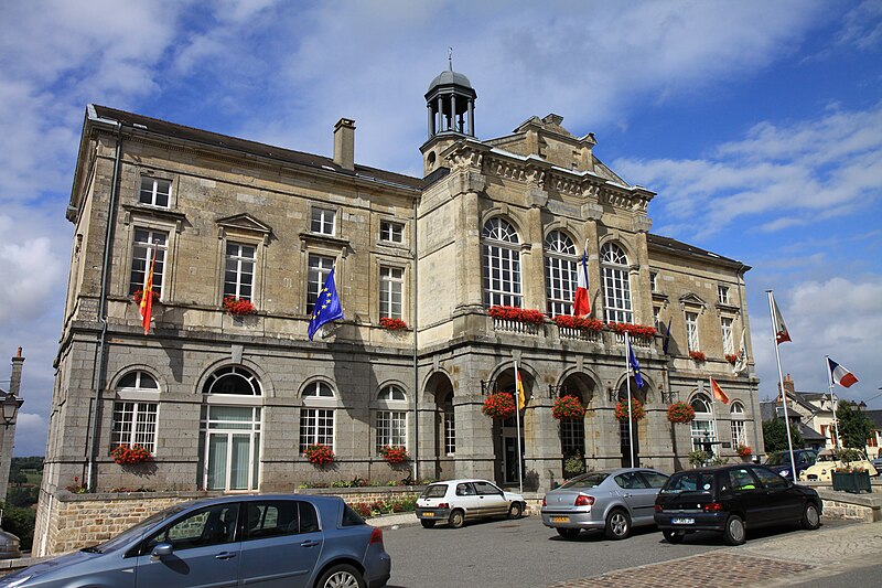 File:Domfront - La mairie.JPG