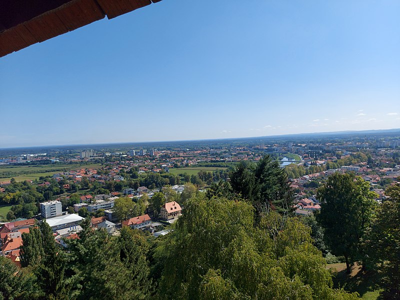 File:Dubovac, panorama Karlovca 105700.jpg