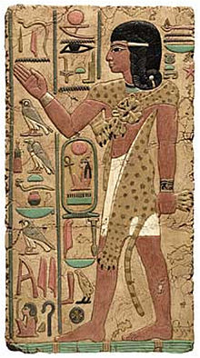 Prêtre égyptien avec une peau de panthère sur l'épaule