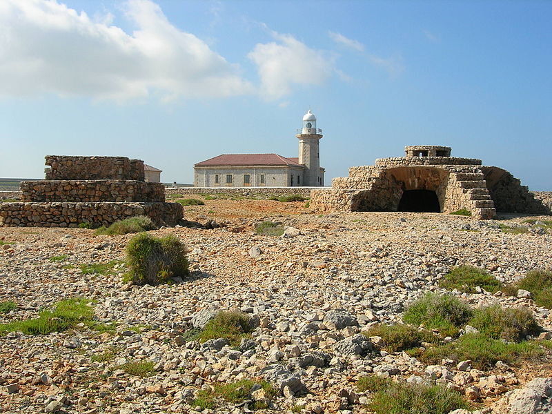 File:E4 Búnquers i far de la punta d'en Nati (Ciutadella).JPG