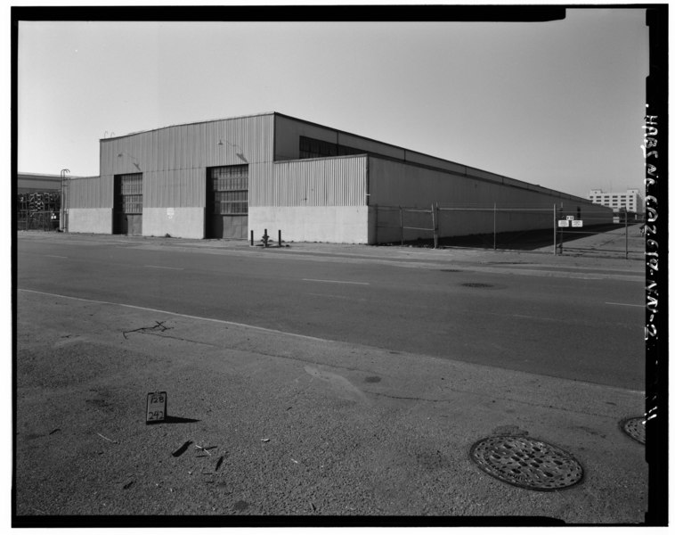 File:EAST AND NORTH SIDES, FROM ACROSS 6TH STREET TO NORTHEAST OF BUILDING, LOOKING SOUTHWEST. - Oakland Naval Supply Center, Pipe-Metals Storehouse, Between B and C Streets, and HABS CAL,1-OAK,16NN-2.tif