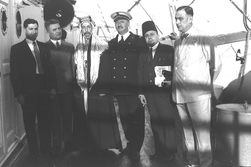 File:EXILED KING ALI OF HEJAZ WITH JAFFA NOTABLES ABOARD A SHIP AT THE JAFFA PORT. עלי מלך חג'אז בצילום משותף על האוניה בנמל יפו עם נכבדים מיפו..jpg