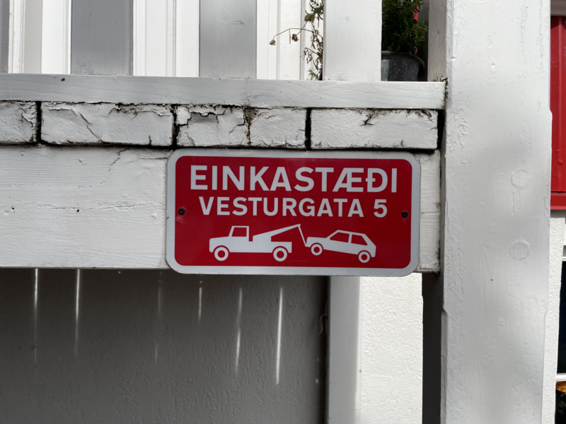 File:Einkastæði Vesturgata.png