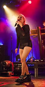 Ellie Goulding la Manchester Academy 2012 - Performing.jpg