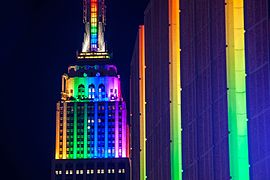 Empire State Building și Madison Square Garden iluminate în culorile curcubeului pentru parada din New York (2015)