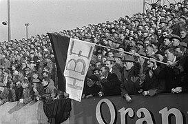 Enschede tegen Ajax 3-3, aanhangers van Abe met vlag, Bestanddeelnr 911-0709.jpg