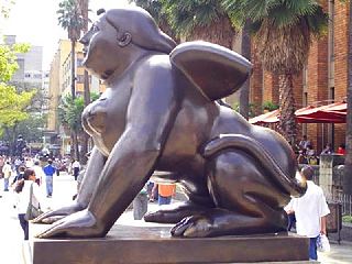 Sfinksi ya kisasa na Fernando Botero mjini Medellin, Kolombia (bronzi 1995).