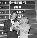 Udo Jürgens with last year's winner France Gall
