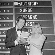 Eurovisie Songfestival 1966 te Luxemburg. De winnaar Udo Jürgens met de winnares, Bestanddeelnr 918-9215.jpg