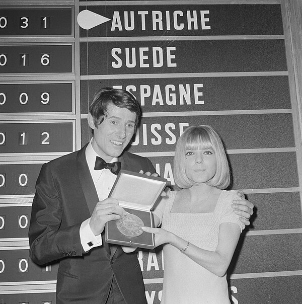 Udo Jürgens with last year's winner France Gall