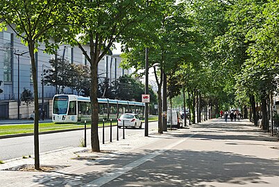 Le boulevard Lefebvre, à proximité de la porte de Versailles - Paris 15e.