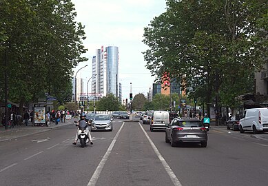 L'avenue de la Porte-de-Montreuil vu en direction de la place de la Porte-de-Montreuil.