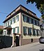 Frankfurt am Main, Stadtteil Nieder-Erlenbach: Evangelisches Pfarrhaus (barockes Wohnhaus, Baujahr 1748. Frankfurter Baudenkmal 90) in der Straße Alt-...