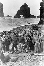 Pescadores en las rocas de Liancourt en 1935 durante la Ocupación japonesa de Corea.[1][2][3][4]