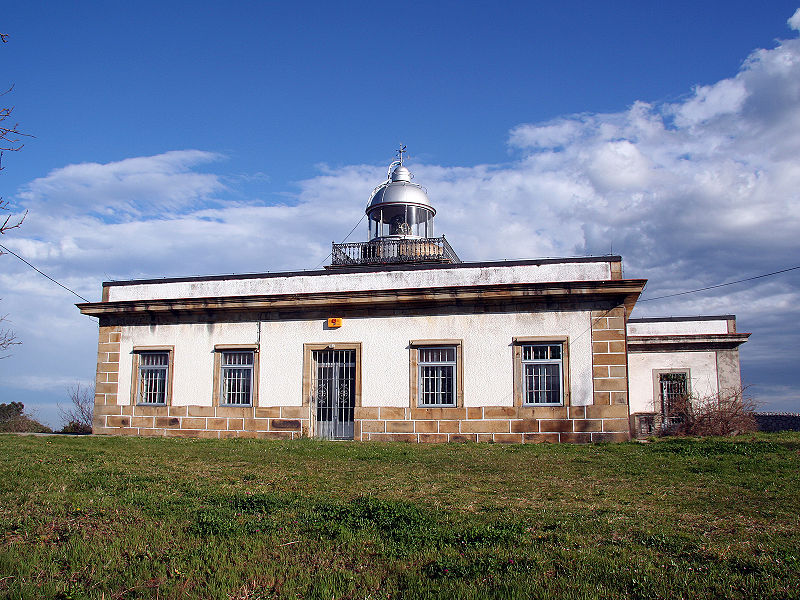 File:Faro de Ribadesella.jpg