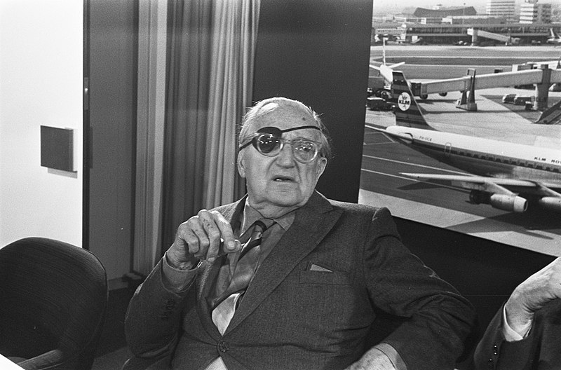 File:Filmregisseurs Fritz Lang ( 79 jaar ) arriveert op Schiphol, kop, Bestanddeelnr 922-2843.jpg