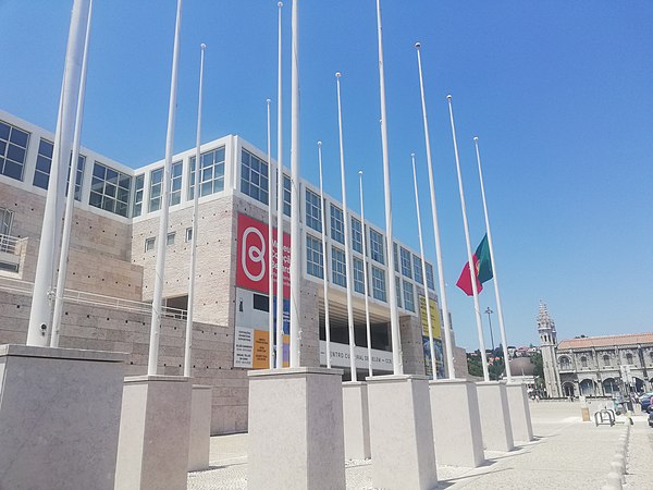 Portuguese flag flying at half-mast at the Museu Colecção Berardo following Rego's death.