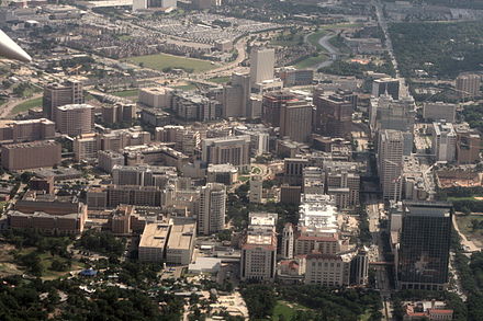 המרכז הרפואי של טקסס ביוסטון מכיל את הריכוז הגבוה ביותר של מעבדות מחקר ובתי חולים בעולם ומבוצעות בו הכי הרבה השתלות לב. המרכז מטפל בחמישה מיליון חולים בשנה